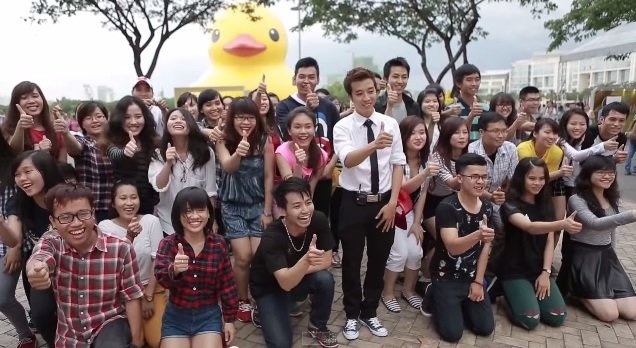 Một màn tỏ tình rất dễ thương bên chú vịt vàng hạnh phúc của một bạn trẻ - Ảnh chụp từ clip