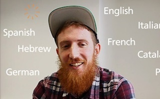 Chang trai thao 9 ngoai ngu chia se cach hoc hinh anh