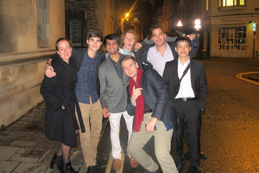 Đinh Nho Minh cùng những người bạn nước ngoài trong chuyến thăm tại Đại học Oxford, năm 2014. Ảnh: Nhân vật cung cấp.