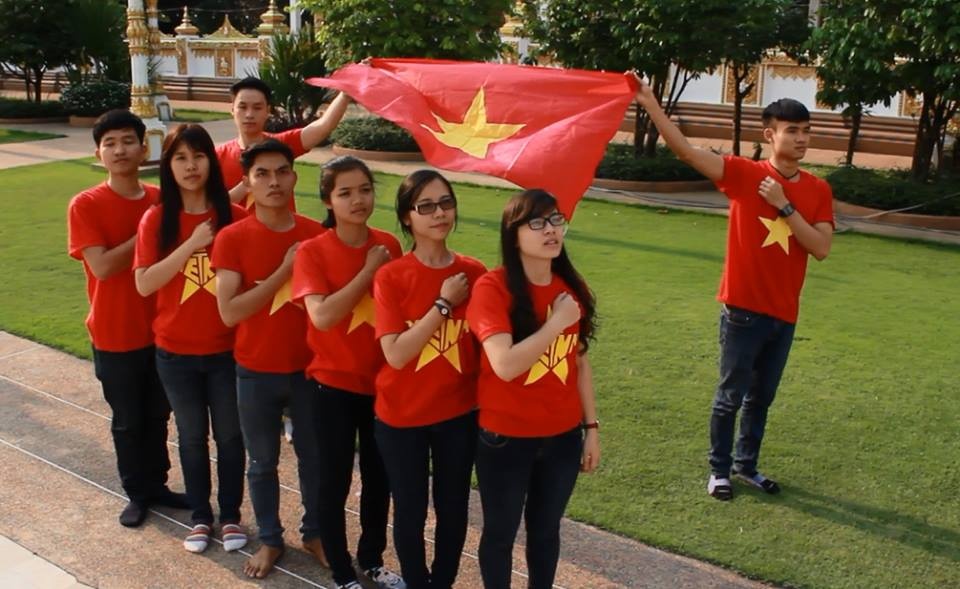 Clip Du hoc sinh Viet the hien tinh yeu To quoc dip 30/4 hinh anh