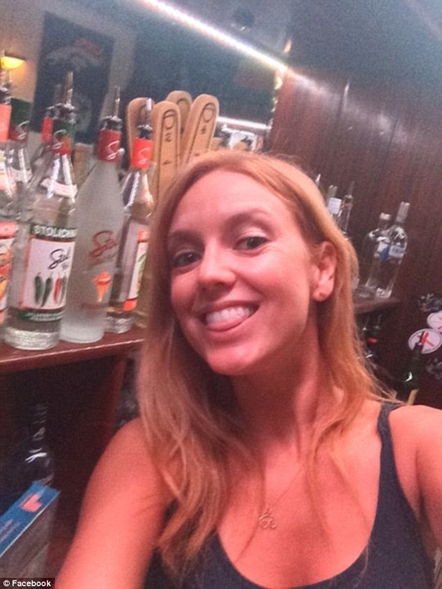 Cô gái tốt nghiệp ĐH Yale vui vẻ với công việc mới được làm việc bằng tay, tiếp xúc trực tiếp với mọi người.