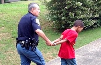 Me goi canh sat 'cong tay' con trai 10 tuoi hinh anh