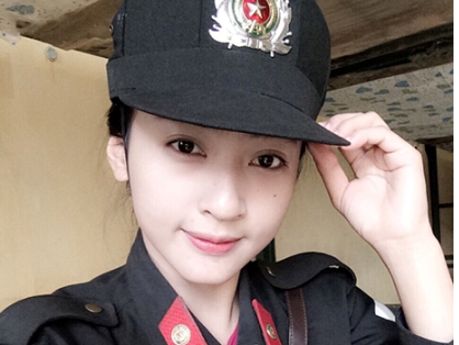 Nu canh sat xinh dep don tim dan mang hinh anh