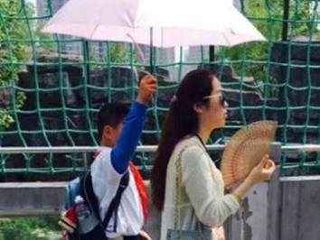 Co giao Trung Quoc bat hoc sinh cam o che nang gay phan no hinh anh