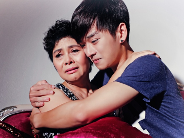 Anh xuc dong ve tinh mau tu giua me va con trai dong tinh hinh anh