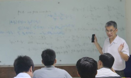 GS Lê Văn Cường là một trong những nhà nghiên cứu nổi tiếng của thế giới về kinh tế, với hàng trăm công trình nghiên cứu được đăng tải trong những tạp chí hàng đầu thế giới.