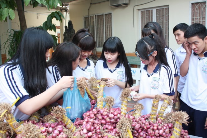 Hoc sinh truong Pham Ngu Lao ban 7,2 tan hanh cho ba con hinh anh