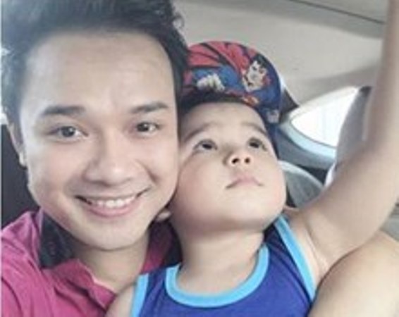 Clip ong bo don than hat tang con trai hinh anh