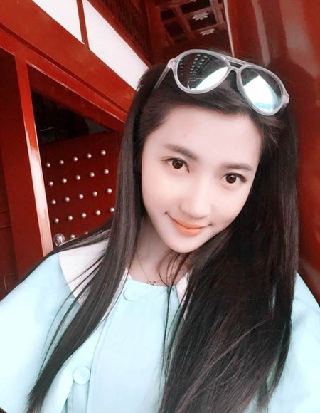 Tuy chuyên ngành học của Nhã Văn nghe khô khan nhưng nữ thạc sĩ này lại có sở trường là thanh nhạc, múa, hội họa, diễn xuất.