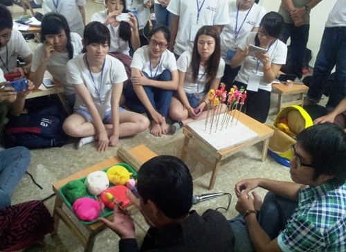 “Lớp học vui vẻ” trong buổi học cách làm tò he.