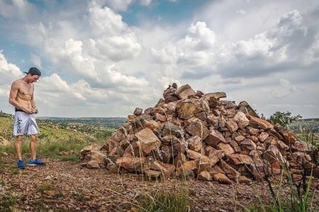 James tìm kiếm viên đá tình cảm của người bạn gái quá cố của mình.