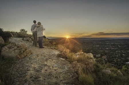 James và mẹ của Chaynne trên vách đá NorthCliff, nơi cô ra đi mãi mãi.