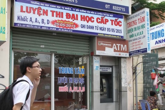 Vao dai hoc qua de, lo luyen thi phai dong cua hinh anh