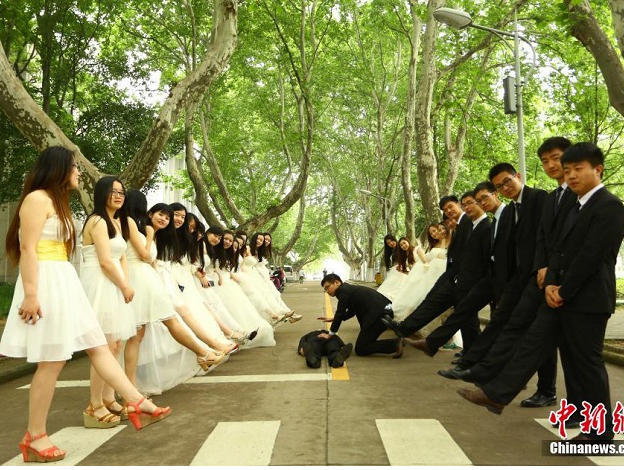 Nu sinh Trung Quoc dien vay cuoi trong anh ky yeu hinh anh