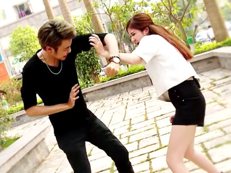 Clip su khac biet giua chang trai trong phim va doi thuc hinh anh