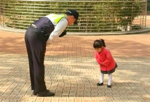 Be gai hang sang cho de chao vien canh sat hinh anh