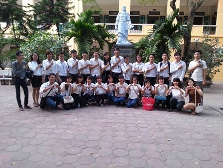 Ngoài học tiếng Anh, thầy Sánh còn tổ chức nhiều hoạt động ngoại khóa cho lớp.