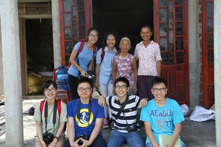 Co gai mo trien lam chien tranh va trung tuyen dai hoc My hinh anh