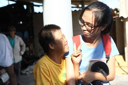 Phương Minh và em bé nạn nhân chất độc màu da cam.