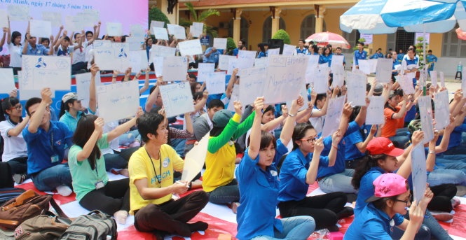 Các bạn sinh viên sôi nổi thi tìm hiểu về cuộc đời, sự nghiệp của Bác trong ngày hội - Ảnh: Q.L.