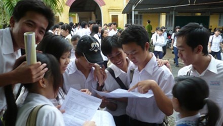 Hang nghin hoc sinh chi dang ky du thi tot nghiep THPT hinh anh