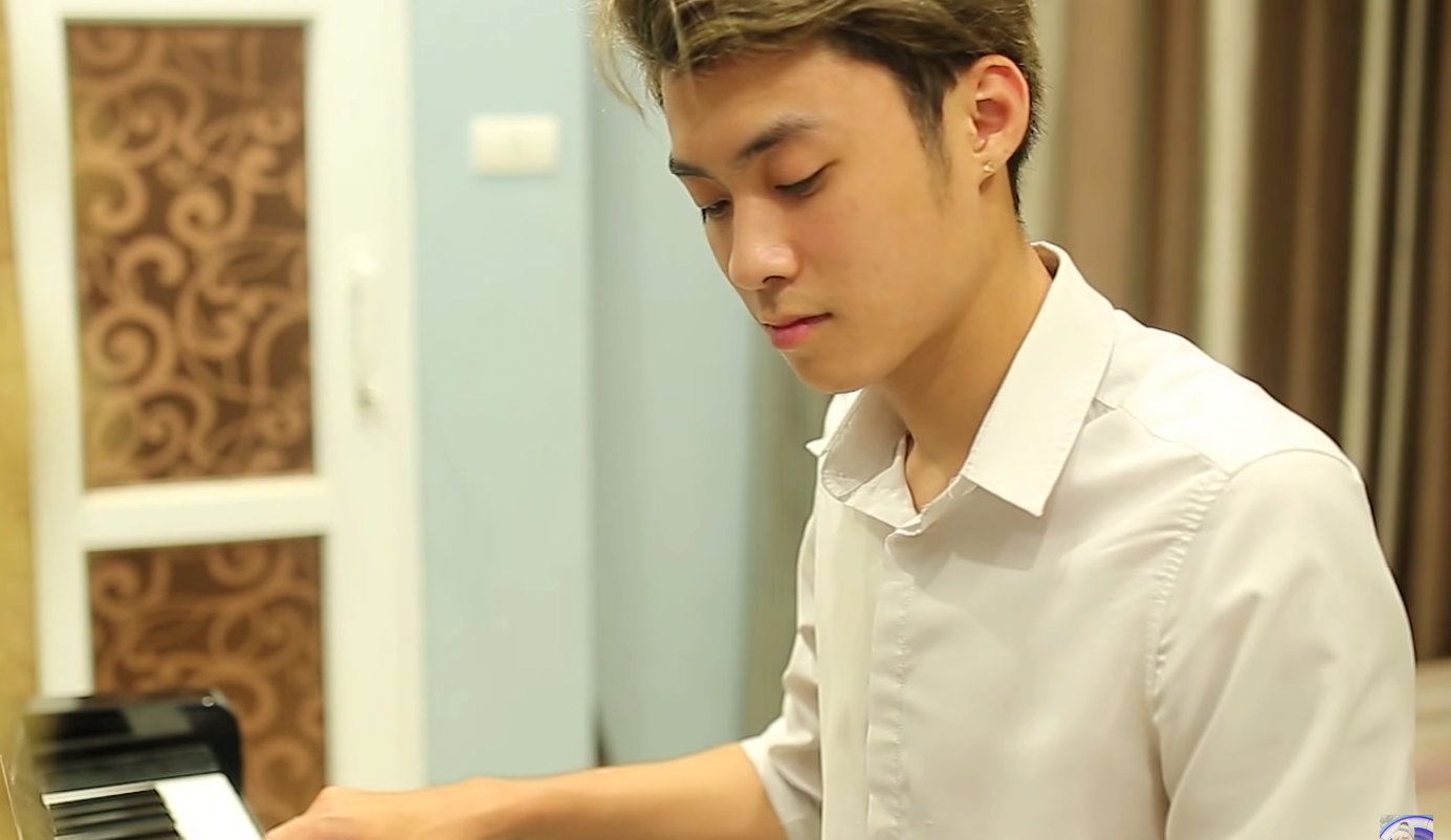 Clip Vuong Anh Ole danh dan 'Happy birthday' tang nguoi yeu hinh anh