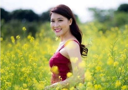 Nu sinh dan toc Co Lao xinh dep so huu hang loat giai thuong hinh anh