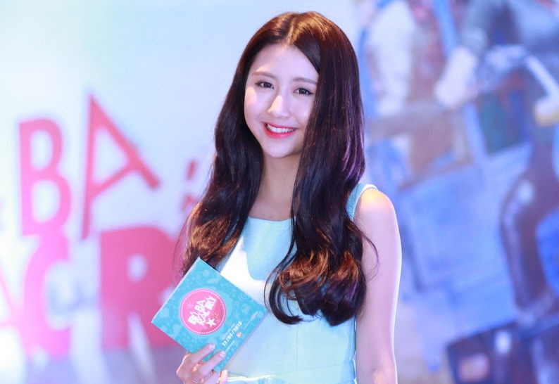 Vang bong B Tran, Quynh Anh Shyn di xem phim cung ban hinh anh