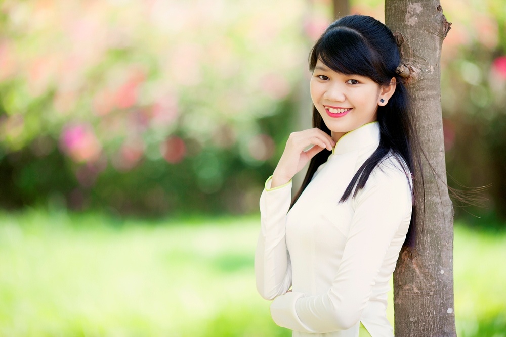 Nữ sinh Phạm Thị Thu Luận - sinh viên năm 2, khoa Quản trị Kinh doanh, ĐH Kinh tế - Luật mang vẻ đẹp dịu dàng. 9X dành được hơn 1.000 lượt bình chọn trong phần thi online. 