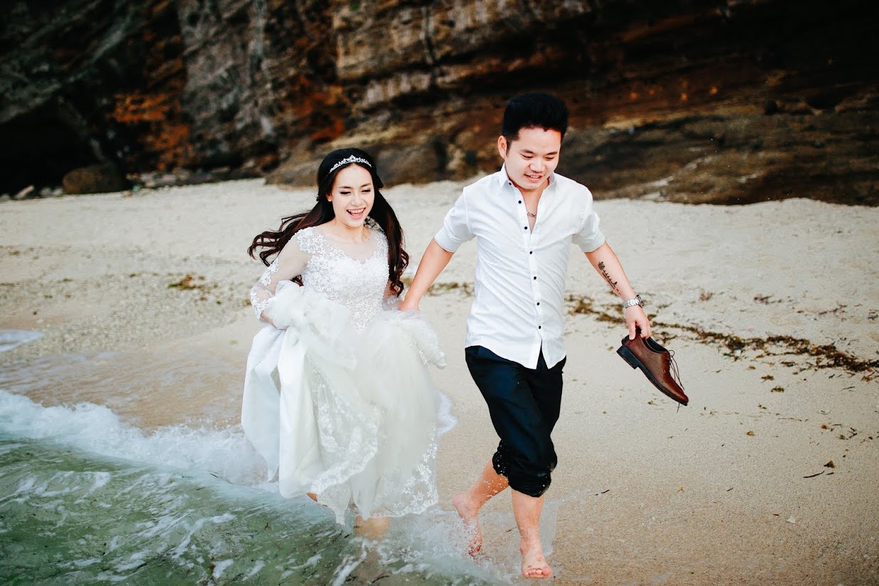 Hơn vợ một tuổi nhưng Minh Tuấn luôn thể hiện sự chín chắn trong cả tình yêu lẫn công việc, giao tiếp hàng ngày. 