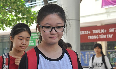 Tâm trạng của thí sinh sau bài thi môn Ngữ văn vào lớp 10 Trường THPT chuyên ĐH Sư phạm Hà Nội sáng 3/6. (Ảnh: Văn Chung).