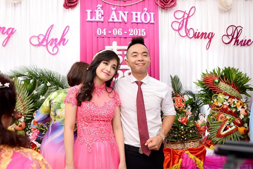 Phuc Bo va vo sap cuoi rang ro trong ngay an hoi hinh anh