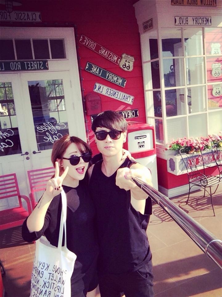 Với đặc trưng trong công việc, cặp đôi thường xuyên có những chuyến lấy hàng, kết hợp du lịch tại Thái Lan... Những hình ảnh nhí nhảnh, kết hợp đồ đôi của nam diễn viên và bạn gái hot girl thu hút hàng ngàn lượt like (thích) trên Facebook.