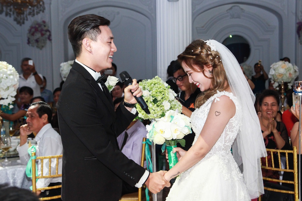 Kien Hoang bat ngo hat 'Yeu' tang vo trong le cuoi hinh anh
