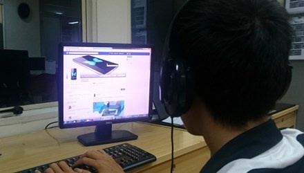 Giới trẻ “ném đá hội đồng” nhiều khi cho vui, theo đám đông. Ảnh: Tiền Phong.