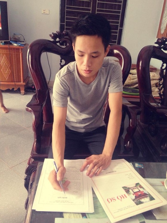 Về thăm nhà, sinh viên H.Anh tranh thủ viết hồ sơ ứng tuyển vào các nơi tuyển lao động. Ảnh: Q.Anh.