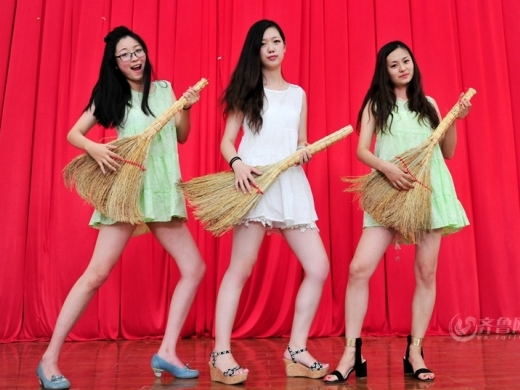 Sinh vien nhi nhanh trong anh ky yeu hinh anh