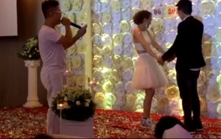 Clip chang MC 'to tinh' voi chu re trong le cuoi hinh anh