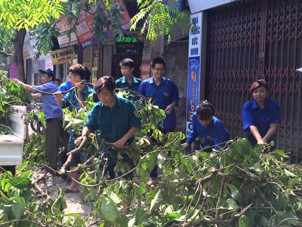 Cac ban tre Ha thanh lam sach thu do sau mua dong hinh anh