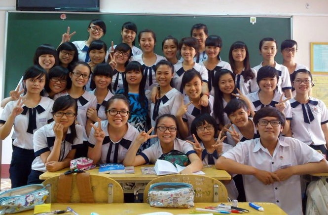 Cô Trần Thị Hiệp (hàng giữa) cùng học trò của mình