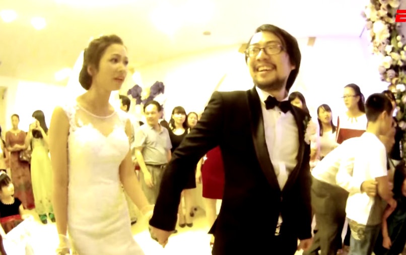 Clip binh luan dam cuoi theo phong cach bong da hinh anh