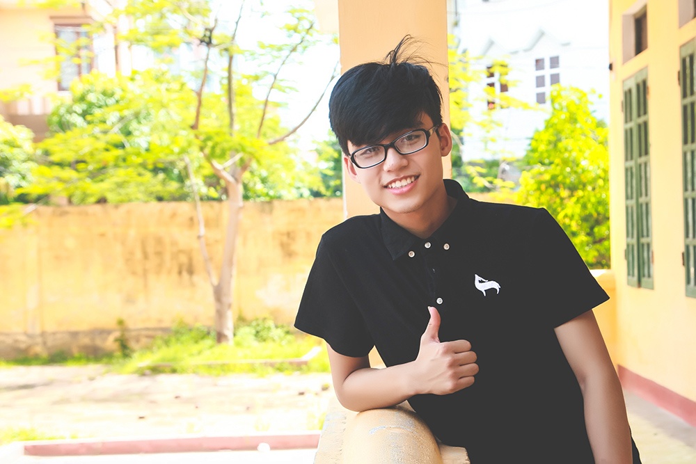 Em trai Son Tung M-TP rang ro ben truong cu hinh anh