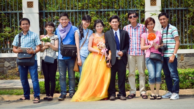 Phùng Tuấn Dũng (bìa phải) và êkíp chụp ảnh cưới tình nguyện trong một lần chụp ngoại cảnh.