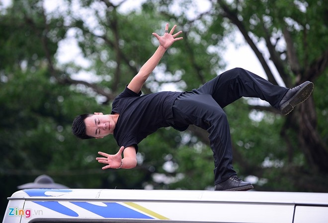 Clip ao thuat gia 9X di lai binh thuong trong man bieu dien hinh anh