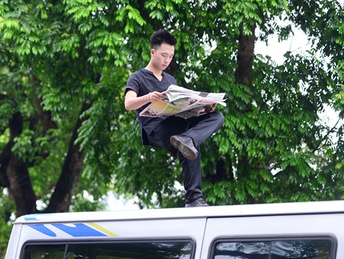 9X tra loi nghi van lam ao thuat gia tren noc oto hinh anh
