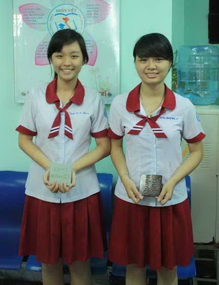 Hai bạn Hồng Thảo và Minh Hiếu với tấm cách nhiệt được làm từ vỏ trấu - Ảnh: P.T.