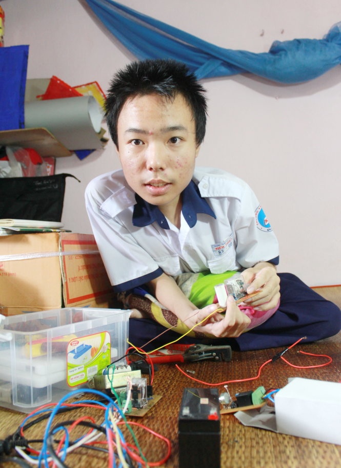 Chiếc giường ngủ cũng là nơi Trần Phan Thanh Hải học tập, sinh hoạt, sáng tạo khoa học và luyện cờ vua mỗi ngày - Ảnh: Q.L.
