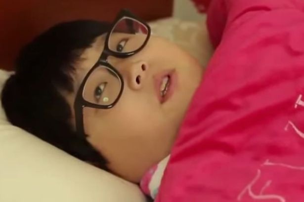 Hyomyung từng bị bẹo má vì quá dễ thương.