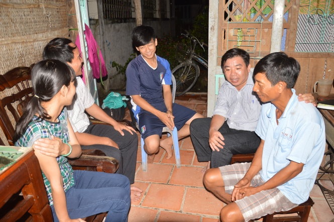 Giáo viên Trường THPT Phú Điền “đột kích” nhà em Gia Bảo - Ảnh: Ngọc Tài.