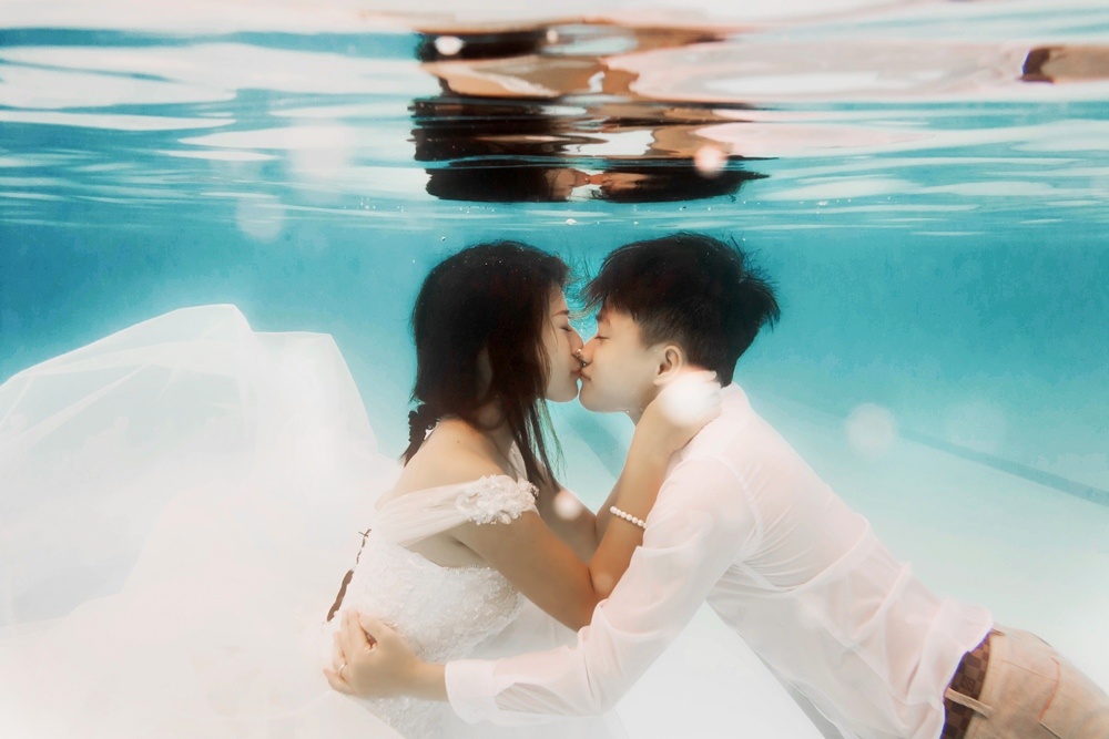 Chang canh sat tre gay chu y voi bo anh cuoi duoi nuoc hinh anh